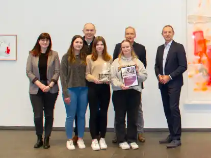 Die Erstplatzierten: Die Schule am Osterfehn aus Ostrhauderfehn gewann mit ihrem Projekt &bdquo;Unser Friedhof in Langholt&ldquo;. Ausgezeichnet wurden sie von Werkleiter Uwe Schwartz (r.).