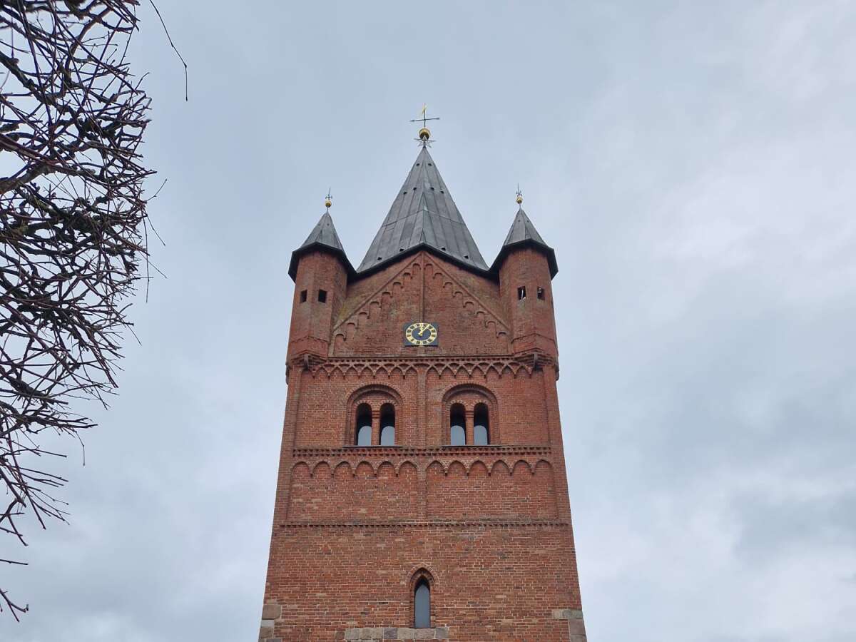 Turm Der St. Petri Kirche 900 Jahre Westerstede-Serie: Gewaltiger Turm und neue Wege im 13