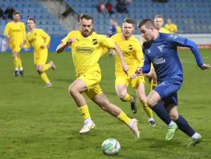 2:2 trennte sich Fußball-Landesligist WSC Frisia (am Ball Tim Rister) in einer gutklassigen Partie vom SV Bevern .