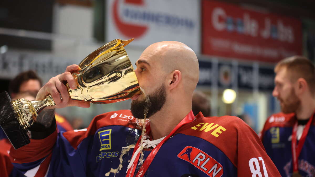 Eishockey ECW Sande feiert Meisterschaft
