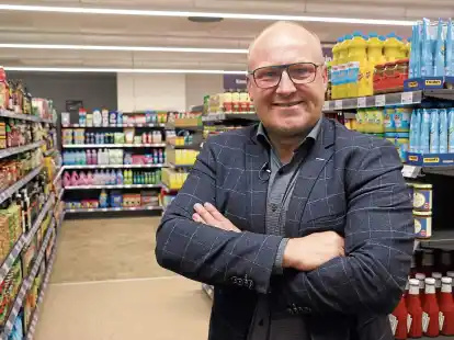 <p>Drangstedts Ortsb&uuml;rgermeister Rafael Platek (44) ist von dem Tante-Enso-Prinzip begeistert. Es ist eine moderne Version des Tante-Emma-Ladens. </p>