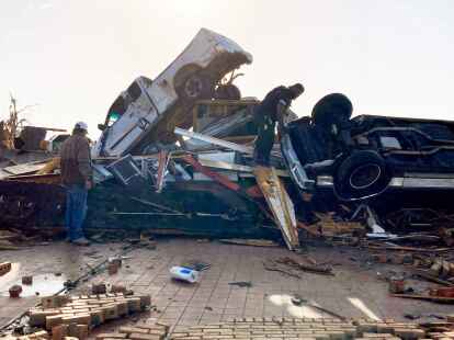 Ein Polizeibeamter steht in den Tr&uuml;mmern eines Diners und sucht nach &Uuml;berlebenden.