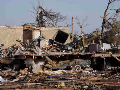 Zerst&ouml;rte H&auml;user und Fahrzeuge (Rogelio V. Solis/AP/dpa)