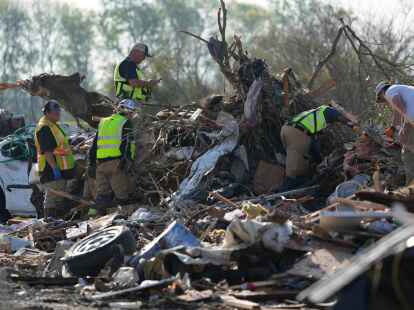 Suche nach Versch&uuml;tteten (Rogelio V. Solis/AP/dpa)