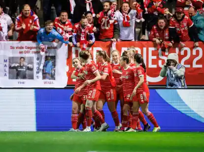 Die Spielerinnen des FC Bayern feiern den Sieg gegen den VfL Wolfsburg.