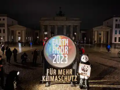 Die Beleuchtung vom Brandenburger Tor ist f&uuml;r die Aktion &bdquo;Earth Hour&ldquo; ausgeschaltet.