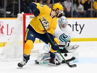 Goalie Philipp Grubauer (r) setzte sich mit Seattle in Nashville durch.