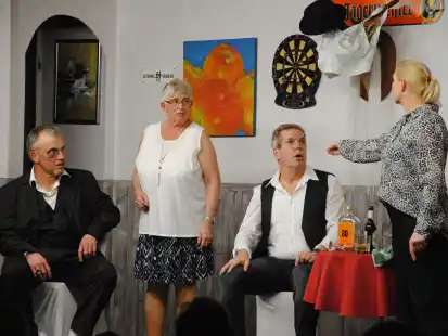 In &bdquo;Mannl&uuml;-Wirtschaft&ldquo; geht es den M&auml;nnern an den Kragen, wie diese Spielszene mit v. l.  Menno Willms, Grete Oejen, Uwe Schwarz und Gunda Diekmann zeigt.