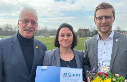 Wurde mit der bronzenen Ehrennadel des LSB ausgezeichnet: Svenja Neumann (Mitte).
