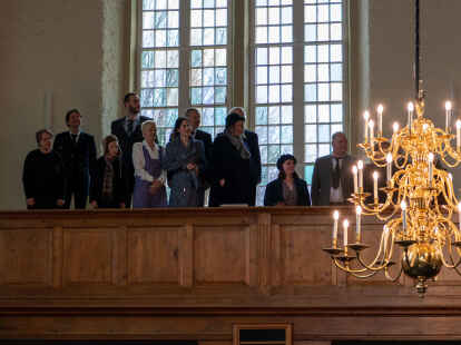 Kost&uuml;mprobe in der Neuen Kirche, dem Auff&uuml;hrungsort des Theaterst&uuml;cks um das Ungl&uuml;ck der &bdquo;Melanie Schulte&ldquo;.