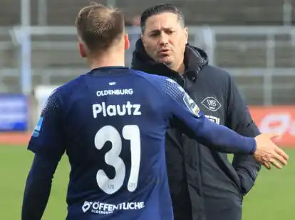 Aufbauende Worte: VfB-Trainer Fuat Kilic (rechts) klatscht mit Justin Plautz nach dem Abpfiff ab.