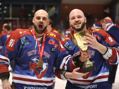 Der ECW Sande - hier (von links) Ivan Rohac und Jan Holiga - bejubelt nach dem 7:4-Erfolg in Adendorf die Meisterschaft in der Eishockey-Regionalliga Nord.