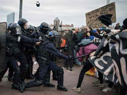 Proteste in Frankreich: Demonstranten sto&szlig;en in Lyon mit Polizisten zusammen.