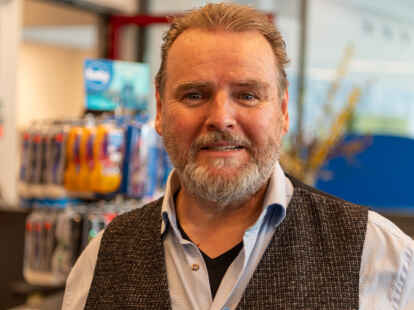 Bekannt als Friesland-Krimi-Komissar:  Felix V&ouml;rtler. Er gab den Startschuss f&uuml;r die Benefizaktion.