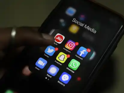 Es gibt viele soziale Netzwerke und Messengerdienste, in denen sich Jugendliche verlieren k&ouml;nnen. Elten sollten hier mehr auf ihre Kinder achten.