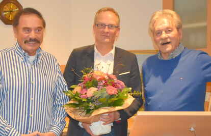 Mit einem Blumenstrau&szlig; bedankten sich Gerd Thellmann (links) und Detlef Klamandt von der Bl&uuml;cher-Loge bei Andreas Jacobs f&uuml;r den hochinteressanten Vortrag. Bild: Wolfgang Malzahn
