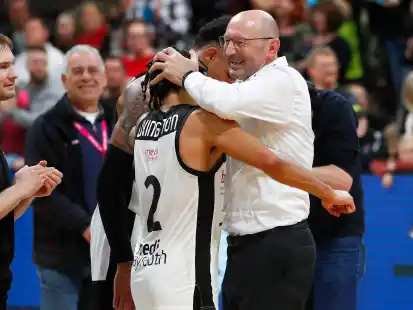 Triumph über den Ex-Club: Bayreuths Trainer Mladen Drijencic (rechts) feierte am Freitagabend ausgelassen und erleichtert den Sieg über die EWE Baskets Oldenburg mit Otis Livingston