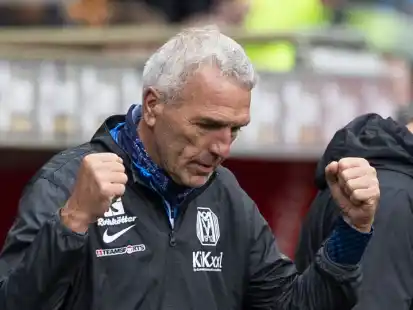 Meppens Trainer Ernst Middendorp ballt die Fäuste und bejubelt den Heimsieg.