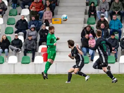 Situation geklärt: Lukas Boll vom BV Garrel (grünes Trikot) im Kopfball-Duell