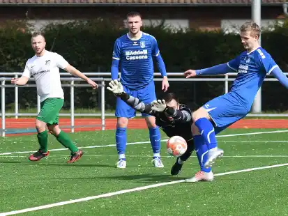 Die Bezirksliga-Fußballer des TuS Esens (in Blau) setzten sich auch gegen Moordorf durch.