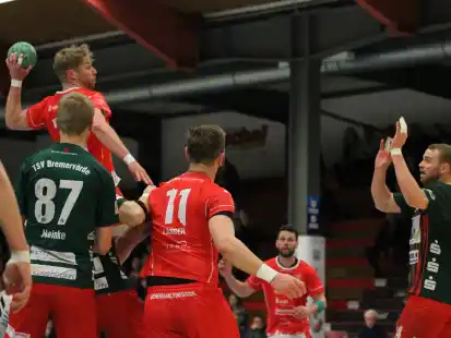 Dem gro&szlig;en Angriffsdruck der SG VTB/Altj&uuml;hrden (rote Trikots) war der TSV Bremerv&ouml;rde am Samstagabend nicht gewachsen.