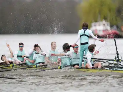 Das Ruder-Team aus Cambridge feiert seinen Sieg beim Boat Race 2023.