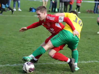 Erneut ausgebremst wurde der TuS Obenstrohe (in rot) in der Bezirksliga – diesmal vom TSV Abbehausen.