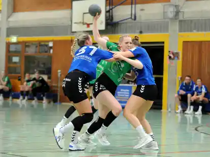 Johanne Fette vom BV Garrel wurde beim Spiel gegen Handball Bad Salzuflen von ihren Gegnerinnen ordentlich in die Mangel genommen.