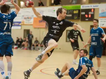 Bild mit Seltenheitswert: Meistens zerschellten die Elsflether Handballer um Ruven Rußler (am Ball) am starken Haarentorer Abwehrbollwerk.