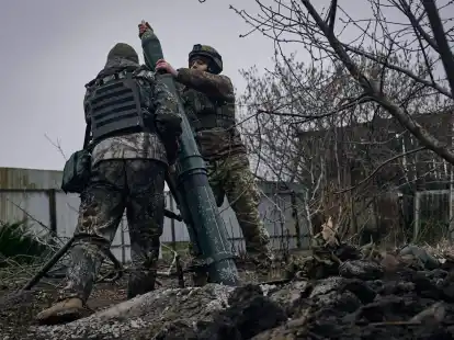 Ukrainische Soldaten feuern einen M&ouml;rser auf russische Stellungen an der Frontlinie bei Bachmut ab.