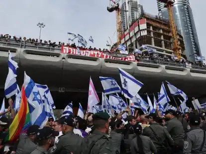 Demonstranten in Tel Aviv w&auml;hrend einer Kundgebung gegen Reformierung des Justizsystems.