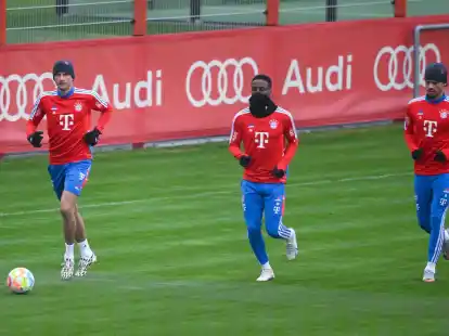 Thomas M&uuml;ller, Bouna Sarr und Leroy San&eacute; (l-r) beim Training.
