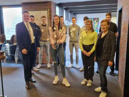 Dieser Strau&szlig; hat es in sich: Die Jugendlichen des Projekts &bdquo;JuHu &ndash; mittendrin&ldquo;, unter der Leitung von Nadja Groeger (rechts), haben B&uuml;rgermeister J&ouml;rg Skatulla Ostereier mit ihren Zielen und Werten &uuml;bergeben.