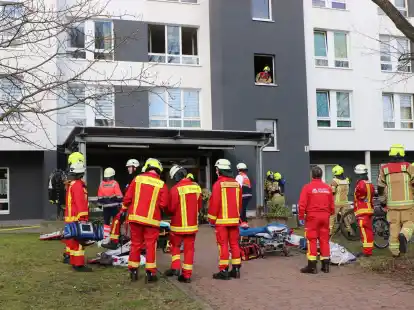 Einsatzkr&auml;fte stehen vor dem Seniorenheim in Berlin-Hohensch&ouml;nhausen, in dem sich das Ungl&uuml;ck ereignete.