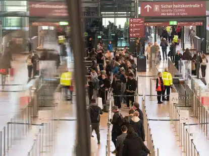 Reisende w&auml;hrend des bundesweiten Warnstreiks an den Kontrollstellen im Flughafen BER.
