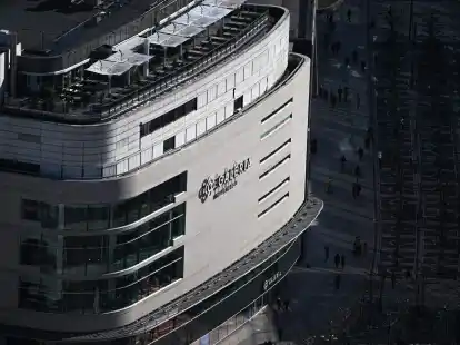 Die Sonne f&auml;llt auf die Fassade des Kaufhauses Galeria Hauptwache an der Einkaufsstra&szlig;e Zeil in Frankfurt.