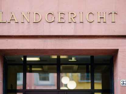 Der Haupteingang des Landgerichts. Im Streit um den Weg &uuml;ber eine Parzelle hat das Landgericht Frankenthal die Klage eines Ehepaars abgewiesen.