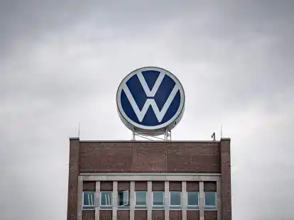 Ein gro&szlig;es VW-Logo auf dem Verwaltungshochhaus vom Volkswagen-Werk in Wolfsburg.