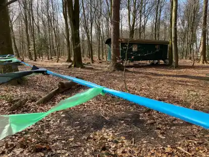 Blaues Flatterband soll die Kinder des Ihlower Waldkindergartens, die an, um und im Bauwagen spielen, vor dem Wolf sch&uuml;tzen.