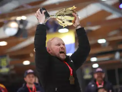 Überglücklich stemmte ECW-Trainer Nick Hurbanek nach dem Titelcoup in Adendorf als einer der ersten den begehrten Siegerpokal in die Höhe.