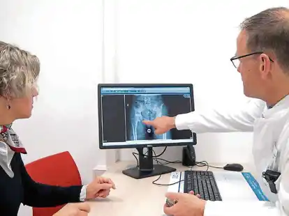 Der Chefarzt Dr. Peter&nbsp;Bichmann kl&auml;rt mit seinem Team vor einer Wechsel-OP mit Hilfe modernster Technik  ab, wie stark die vorliegende Gelenksch&auml;digung ist.