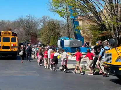 Kinder der Covenant Schule halten sich an den H&auml;nden, als sie zu einem Sammelplatz gebracht werden.