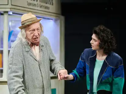 Helena Charlotte Sigal und Dietrich Lehmann in der Fotoprobe zur Neuinszenierung von &bdquo;Linie 1&ldquo;.