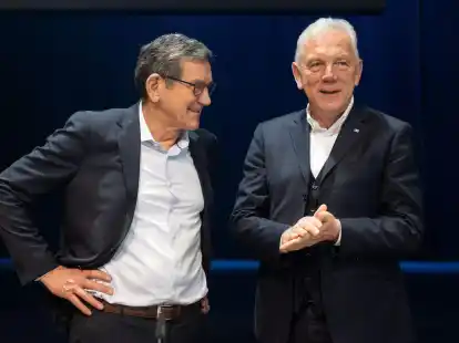 Reinhold Geilsd&ouml;rfer (l), Gesch&auml;ftsf&uuml;hrer der Dieter Schwarz Stiftung, und Harry Mergel, Oberb&uuml;rgermeister der Stadt Heilbronn, nehmen an einer Pressekonferenz zur Vorstellung des Gewinnerentwurfs f&uuml;r einen KI-Park teil.