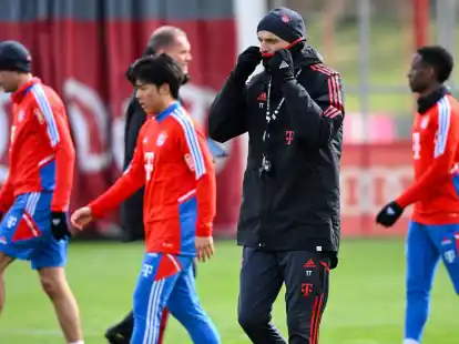 Hat beim FC Bayern losgelegt: Bayern-Coach Thomas Tuchel (2.v.r).