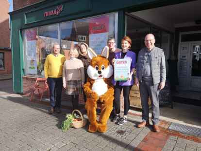 Stellten das Programm f&uuml;r den Ostermarkt vor (von links): Ewald W&uuml;bbena, Celine Thiele, Jutta Ludolph, der Osterhase, Gerhard Teerling, Maike Klingenberg und Diethelm Krantz.
