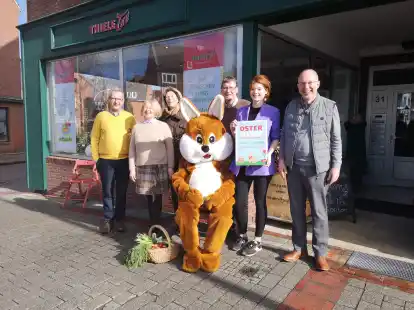 Stellten das Programm f&uuml;r den Ostermarkt vor (von links): Ewald W&uuml;bbena, Celine Thiele, Jutta Ludolph, der Osterhase, Gerhard Teerling, Maike Klingenberg und Diethelm Krantz.