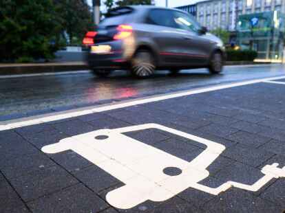 Entlang der wichtigsten Verkehrsachsen der EU soll es in wenigen Jahren mindestens alle 60 Kilometer eine Lades&auml;ule geben.