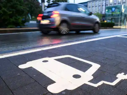 Entlang der wichtigsten Verkehrsachsen der EU soll es in wenigen Jahren mindestens alle 60 Kilometer eine Lades&auml;ule geben.