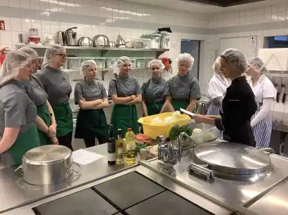 Gemeinsames Kochen in der Gro&szlig;k&uuml;che der BBS am Museumsdorf.